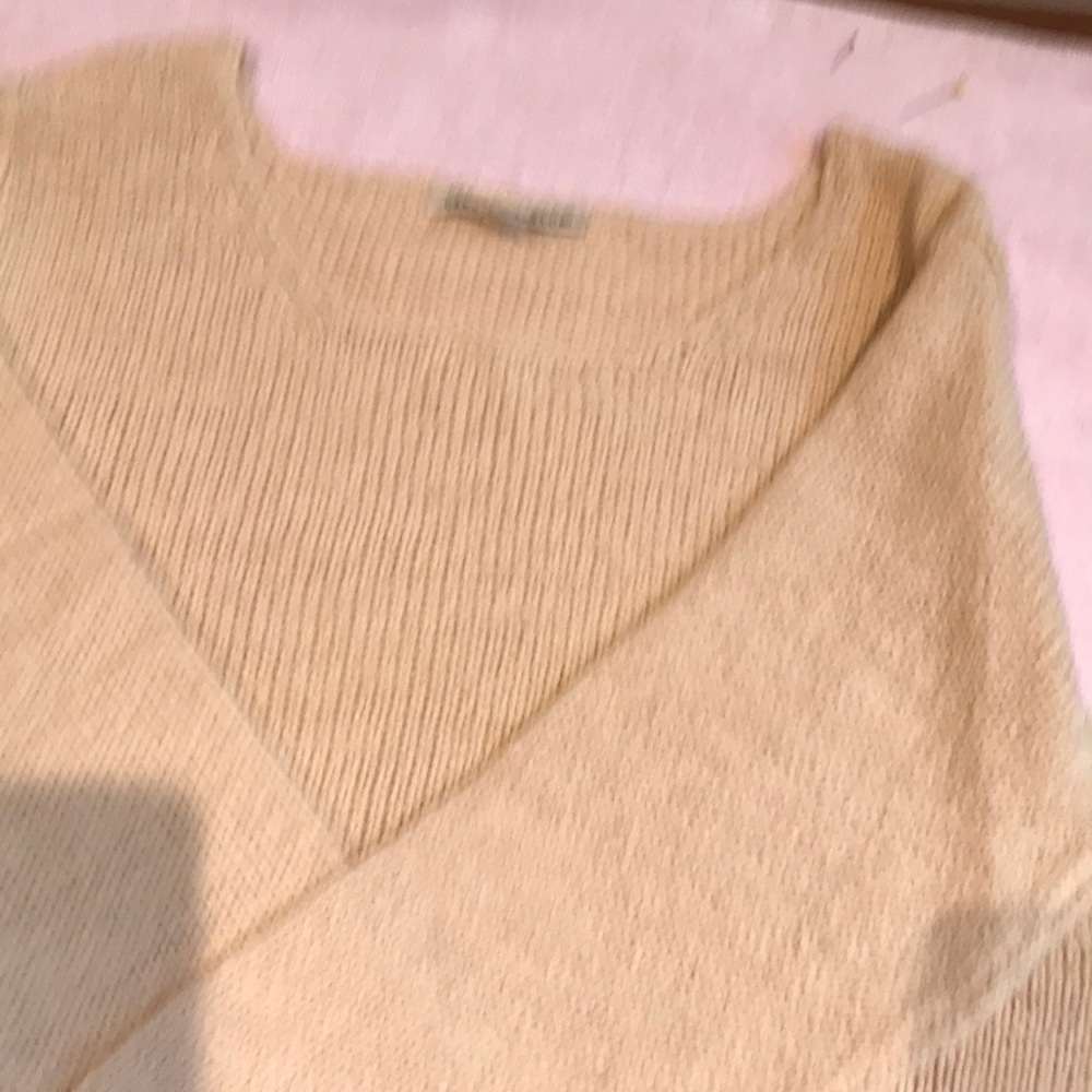 3/4 length sleeve small scoop neck. Veritable colo